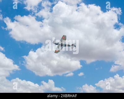 Normandie, Frankreich - 8. Juni 2024: Supermarine Spitfire IX im Zweiten Weltkrieg auf der Arromanches Air Show, 80. D-Day ce Stockfoto