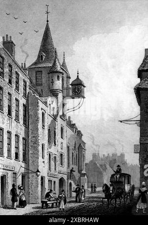 Der Canongate Tolbooth, Edinburgh, unbekannter Stecher. Es stammt von einem Stich aus dem Jahr 1832, der aus einer Aquarellzeichnung von Thomas H. Shepherd (1793–1864) stammt. Zu der Zeit, 1832, war Wilhelm IV. König, etwa fünf Jahre bevor Königin Victoria den Thron bestieg. Dies und andere, die ich in der Serie habe, wurden verwendet, um die architektonischen Ähnlichkeiten zwischen Athen und Edinburgh (Schottland) und seiner Umgebung zu dieser Zeit zu veranschaulichen. Hinweis: Einige der Originale hatten Foxing, was auf den Fotos als etwas dunklere Flecken erscheinen kann. Stockfoto