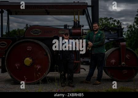 Zwei Männer, neben dieser Dampfwalze Stockfoto