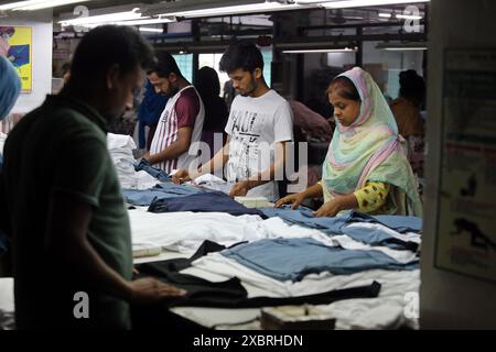 Dhaka, Bangladesch. Juni 2024. Arbeiter für Fertigwaren arbeitet am 12. Juni 2024 in einer Bekleidungsfabrik in Dhaka, Bangladesch. Foto: Habibur Rahman/ABACAPRESS. COM Credit: Abaca Press/Alamy Live News Stockfoto