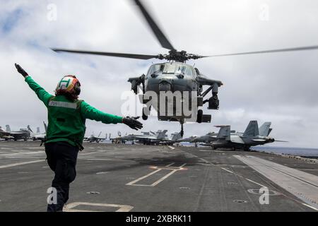 240604-N-NA571-1137 PAZIFISCHER OZEAN (4. Juni 2024) Airman Christie Brown, aus Bronx, N.Y., leitet eine MH-60S Sea Stockfoto