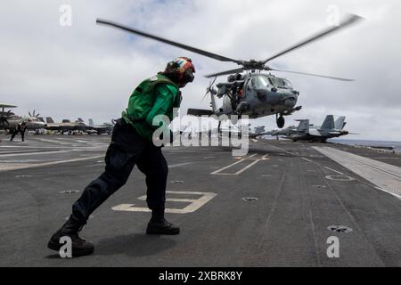 240604-N-NA571-1190 PAZIFISCHER OZEAN (4. Juni 2024) Airman Christie Brown, aus Bronx, N.Y., leitet eine MH-60S Sea Stockfoto