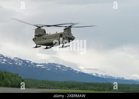 Der CH-47 Chinook Helicopter der US Army führt Fallschirmjäger aus dem 2. Infanterie-Brigade Combat Team, 11. Luftlandedivision, um taktische Manöver vorzubereiten Stockfoto