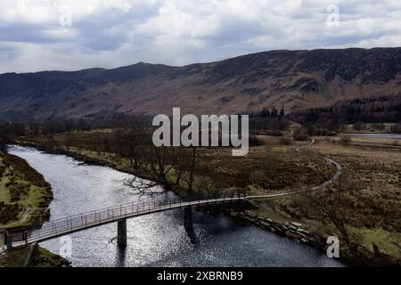 fluss derwent und Jungmoor am südlichen Ende des derwent Water und die chinesische Brücke Fußbrücke mit Blick aus der Vogelperspektive Stockfoto