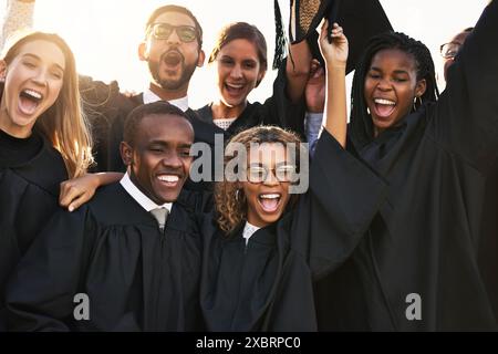 Gruppe, Studenten und Vielfalt bei Hochschulabschluss, Glück für Abschluss oder Diplom-Zertifikat. Team, Absolventen und Feiern für akademische Zwecke Stockfoto