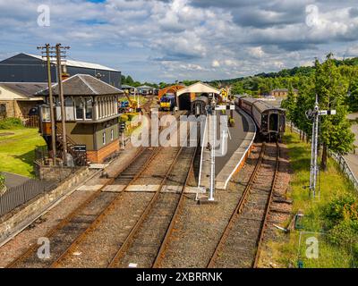 Die Bo'ness and Kinneil Steam Railway präsentiert einen historischen Bahnhof und Motorschuppen, in denen die alten Dampflokomotiven und Reisebusse zu sehen sind Stockfoto