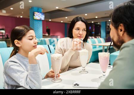 Eine glückliche Familie genießt eine gute Zeit in einem Restaurant, zusammen an einem Tisch Stockfoto