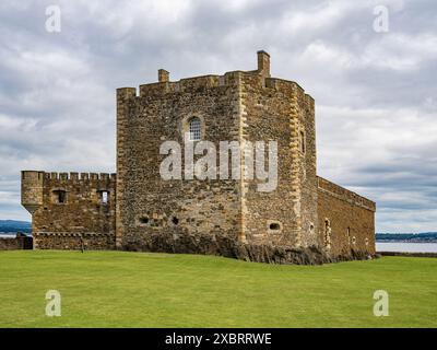 Blackness Castle in Schottland ist eine alte Festung, die die Anstiege am Firth of Forth bewacht. Stockfoto