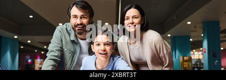 Eine fröhliche Familie genießt an einem Wochenende eine gute gemeinsame Zeit in der Spielzone des Einkaufszentrums. Stockfoto