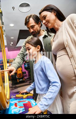 Eine glückliche Familie spielt am Wochenende gerne gemeinsam in den Einkaufszentren. Stockfoto