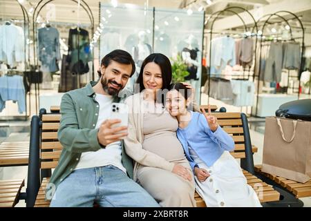 Eine fröhliche Familie fängt einen Moment auf einer Bank in einem Einkaufszentrum ein und lächelt, während sie zusammen ein Selfie macht. Stockfoto