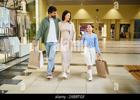Eine glückliche Familie, die Einkaufstaschen trägt, genießt einen gemütlichen Spaziergang durch ein geschäftiges Einkaufszentrum bei einem Wochenendausflug. Stockfoto