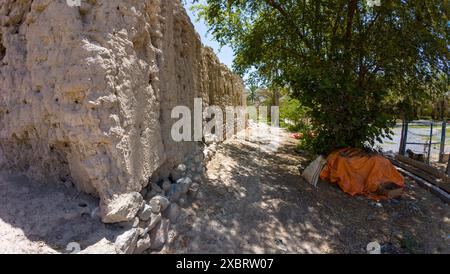 Fotografie der alten erodierten Burgmauer in Nizwah, Oman während des sonnigen Frühlingstages Stockfoto