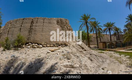 Fotografie der alten erodierten Burgmauer in Nizwah, Oman während des sonnigen Frühlingstages Stockfoto