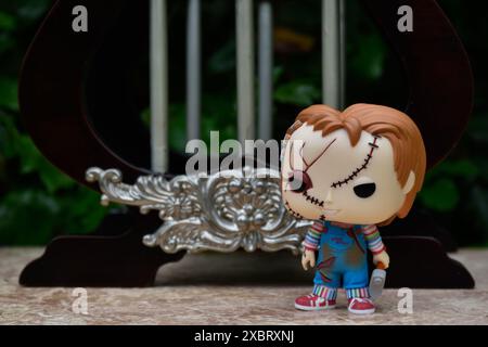 Funko Pop Actionfigur der Chucky Serienmörderpuppe aus beliebten Horrorfilmen Child's Play. Miniaturpalast mit Säulen. Stockfoto