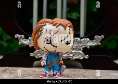 Funko Pop Actionfigur der Chucky Serienmörderpuppe aus beliebten Horrorfilmen Child's Play. Miniaturpalast mit Säulen. Stockfoto