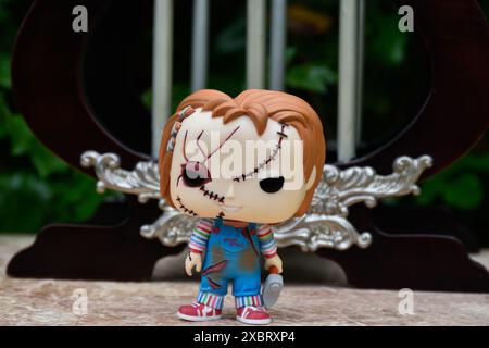 Funko Pop Actionfigur der Chucky Serienmörderpuppe aus beliebten Horrorfilmen Child's Play. Miniaturpalast mit Säulen. Stockfoto