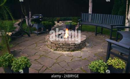 Die Einrichtung des Entspannungsbereichs im Garten. Garteneinrichtung im Sommer. Kühlzone. Stockfoto