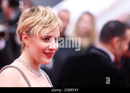 Greta Gerwig kommt zu der Premiere des Films 'FURIOSA : A MAD MAX SAGA' im Palais de Festival im Rahmen der 77. Internationale Filmfestspiele von Cannes. Stockfoto