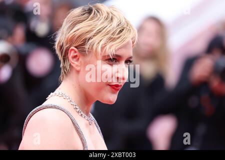 Greta Gerwig kommt zu der Premiere des Films 'FURIOSA : A MAD MAX SAGA' im Palais de Festival im Rahmen der 77. Internationale Filmfestspiele von Cannes. Stockfoto