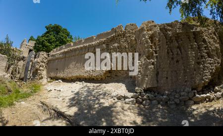 Fotografie der alten erodierten Burgmauer in Nizwah, Oman während des sonnigen Frühlingstages Stockfoto