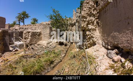 Fotografie der alten erodierten Burgmauer in Nizwah, Oman während des sonnigen Frühlingstages Stockfoto