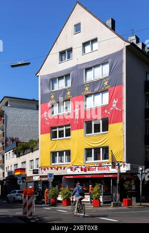 Mit einem riesigen Haus mit deutscher Flagge anlässlich der UEFA-Fußball-Europameisterschaft 2024, Trierer Straße, Köln, Deutschland. mit grosser D Stockfoto