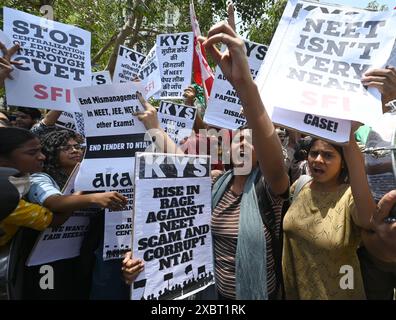 PATNA, INDIEN - 10. JUNI: JNUSU-Aktivisten protestieren gegen massive Korruption in NEET-Ergebnissen und fordern eine Untersuchung der NEET-Ergebnisse gegen korrupte NTA während der JNUSU-Protestdemonstration im Bildungsministerium in Shastri Bhawan am 10. Juni 2024 in Patna, Indien. (Foto: Sonu Mehta/Hindustan Times/SIPA USA ) Stockfoto
