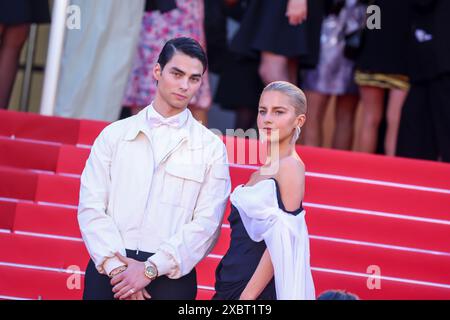 Cannes, Frankreich. Mai 2024. Jacob Rottund Caroline Daur kommen zu der Premiere des Films 'Emilia Perez' im Palais de Festival im Rahmen der 77. Internationale Filmfestspiele von Cannes. Quelle: dpa/Alamy Live News Stockfoto