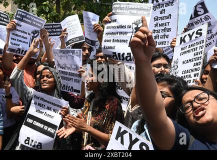 PATNA, INDIEN - 10. JUNI: JNUSU-Aktivisten protestieren gegen massive Korruption in NEET-Ergebnissen und fordern eine Untersuchung der NEET-Ergebnisse gegen korrupte NTA während der JNUSU-Protestdemonstration im Bildungsministerium in Shastri Bhawan am 10. Juni 2024 in Patna, Indien. (Foto: Sonu Mehta/Hindustan Times/SIPA USA ) Stockfoto