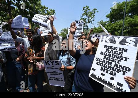 PATNA, INDIEN - 10. JUNI: JNUSU-Aktivisten protestieren gegen massive Korruption in NEET-Ergebnissen und fordern eine Untersuchung der NEET-Ergebnisse gegen korrupte NTA während der JNUSU-Protestdemonstration im Bildungsministerium in Shastri Bhawan am 10. Juni 2024 in Patna, Indien. (Foto: Sonu Mehta/Hindustan Times/SIPA USA ) Stockfoto