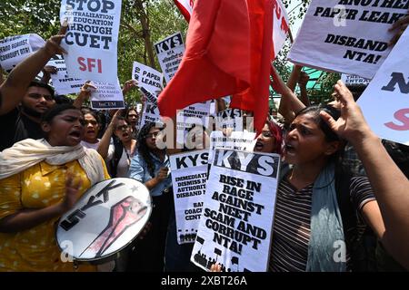 PATNA, INDIEN - 10. JUNI: JNUSU-Aktivisten protestieren gegen massive Korruption in NEET-Ergebnissen und fordern eine Untersuchung der NEET-Ergebnisse gegen korrupte NTA während der JNUSU-Protestdemonstration im Bildungsministerium in Shastri Bhawan am 10. Juni 2024 in Patna, Indien. (Foto: Sonu Mehta/Hindustan Times/SIPA USA ) Stockfoto