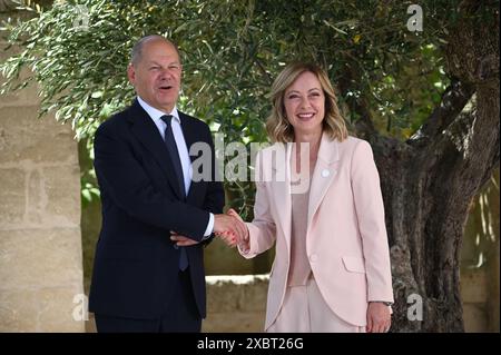 G7-Staatschefs Olaf Scholz und Premierminister Georgia Meloni treffen am 13. Juni 2024 zu einem dreitägigen Gipfel in Borgo Egnazia in Apulien ein. Der G7-Gipfel beginnt heute Morgen mit den Hauptthemen Afrika, Gaza, Ukraine (Foto: Aleksy Witwicki/SIPA USA) Stockfoto