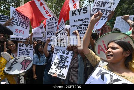 PATNA, INDIEN - 10. JUNI: JNUSU-Aktivisten protestieren gegen massive Korruption in NEET-Ergebnissen und fordern eine Untersuchung der NEET-Ergebnisse gegen korrupte NTA während der JNUSU-Protestdemonstration im Bildungsministerium in Shastri Bhawan am 10. Juni 2024 in Patna, Indien. (Foto: Sonu Mehta/Hindustan Times/SIPA USA ) Stockfoto