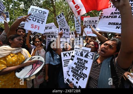 PATNA, INDIEN - 10. JUNI: JNUSU-Aktivisten protestieren gegen massive Korruption in NEET-Ergebnissen und fordern eine Untersuchung der NEET-Ergebnisse gegen korrupte NTA während der JNUSU-Protestdemonstration im Bildungsministerium in Shastri Bhawan am 10. Juni 2024 in Patna, Indien. (Foto: Sonu Mehta/Hindustan Times/SIPA USA ) Stockfoto