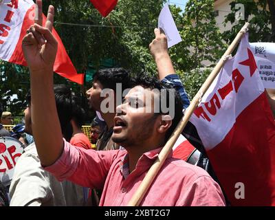PATNA, INDIEN - 10. JUNI: JNUSU-Aktivisten protestieren gegen massive Korruption in NEET-Ergebnissen und fordern eine Untersuchung der NEET-Ergebnisse gegen korrupte NTA während der JNUSU-Protestdemonstration im Bildungsministerium in Shastri Bhawan am 10. Juni 2024 in Patna, Indien. (Foto: Sonu Mehta/Hindustan Times/SIPA USA ) Stockfoto
