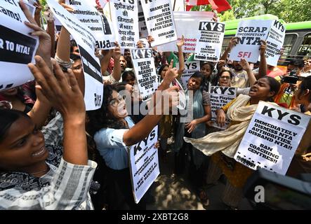 PATNA, INDIEN - 10. JUNI: JNUSU-Aktivisten protestieren gegen massive Korruption in NEET-Ergebnissen und fordern eine Untersuchung der NEET-Ergebnisse gegen korrupte NTA während der JNUSU-Protestdemonstration im Bildungsministerium in Shastri Bhawan am 10. Juni 2024 in Patna, Indien. (Foto: Sonu Mehta/Hindustan Times/SIPA USA ) Stockfoto