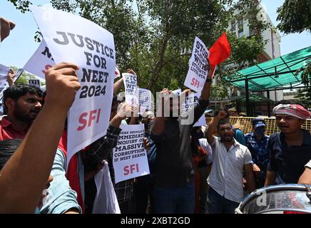 PATNA, INDIEN - 10. JUNI: JNUSU-Aktivisten protestieren gegen massive Korruption in NEET-Ergebnissen und fordern eine Untersuchung der NEET-Ergebnisse gegen korrupte NTA während der JNUSU-Protestdemonstration im Bildungsministerium in Shastri Bhawan am 10. Juni 2024 in Patna, Indien. (Foto: Sonu Mehta/Hindustan Times/SIPA USA ) Stockfoto