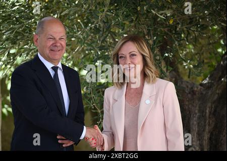 G7-Staatschefs Olaf Scholz und Premierminister Georgia Meloni treffen am 13. Juni 2024 zu einem dreitägigen Gipfel in Borgo Egnazia in Apulien ein. Der G7-Gipfel beginnt heute Morgen mit den Hauptthemen Afrika, Gaza, Ukraine (Foto: Aleksy Witwicki/SIPA USA) Stockfoto