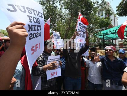 Neu-Delhi, Indien. Juni 2024. PATNA, INDIEN - 10. JUNI: JNUSU-Aktivisten protestieren gegen massive Korruption in NEET-Ergebnissen und fordern eine Untersuchung der NEET-Ergebnisse gegen korrupte NTA während der JNUSU-Protestdemonstration im Bildungsministerium in Shastri Bhawan am 10. Juni 2024 in Patna, Indien. (Foto: Sonu Mehta/Hindustan Times/SIPA USA) Credit: SIPA USA/Alamy Live News Stockfoto