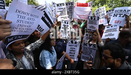 Neu-Delhi, Indien. Juni 2024. PATNA, INDIEN - 10. JUNI: JNUSU-Aktivisten protestieren gegen massive Korruption in NEET-Ergebnissen und fordern eine Untersuchung der NEET-Ergebnisse gegen korrupte NTA während der JNUSU-Protestdemonstration im Bildungsministerium in Shastri Bhawan am 10. Juni 2024 in Patna, Indien. (Foto: Sonu Mehta/Hindustan Times/SIPA USA) Credit: SIPA USA/Alamy Live News Stockfoto