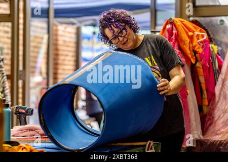 Die Sommersonnenfeier lädt das Santa Barbara Residence ein, an Workshops teilzunehmen, um zu lernen, wie Masken hergestellt, verkleidet und Wagen gebaut werden, und zwar für das Sommersonnenfest und die Parade 2024 beim Community Arts Workshop in Santa Barbara, KALIFORNIEN, am 12. Juni 2024. Das diesjährige Thema: Flights of Fancy! (Foto: Rod Rolle/SIPA USA) Stockfoto