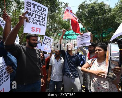Neu-Delhi, Indien. Juni 2024. PATNA, INDIEN - 10. JUNI: JNUSU-Aktivisten protestieren gegen massive Korruption in NEET-Ergebnissen und fordern eine Untersuchung der NEET-Ergebnisse gegen korrupte NTA während der JNUSU-Protestdemonstration im Bildungsministerium in Shastri Bhawan am 10. Juni 2024 in Patna, Indien. (Foto: Sonu Mehta/Hindustan Times/SIPA USA) Credit: SIPA USA/Alamy Live News Stockfoto