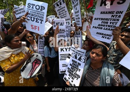 Neu-Delhi, Indien. Juni 2024. PATNA, INDIEN - 10. JUNI: JNUSU-Aktivisten protestieren gegen massive Korruption in NEET-Ergebnissen und fordern eine Untersuchung der NEET-Ergebnisse gegen korrupte NTA während der JNUSU-Protestdemonstration im Bildungsministerium in Shastri Bhawan am 10. Juni 2024 in Patna, Indien. (Foto: Sonu Mehta/Hindustan Times/SIPA USA) Credit: SIPA USA/Alamy Live News Stockfoto