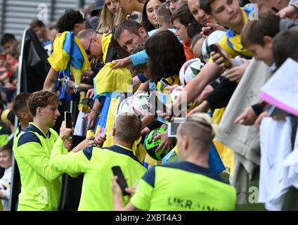 Wiesbaden, Deutschland. Juni 2024. Die Nationalspieler unterzeichnen Autogramme nach dem öffentlichen Training der ukrainischen Nationalmannschaft in der Brita Arena. Vermerk: Arne Dedert/dpa/Alamy Live News Stockfoto