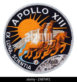 Apollo 13 gestickte Mondlandungsmission 1969 mit Apollo, dem Sonnengott der griechischen Mythologie, und dem lateinischen Satz „ex Luna, Scientia“, was „vom Mond, Wissen“ bedeutet, und wurde von James A. Lovell, Thomas K. Mattingly und Fred W. Haise bemannt. Stockfoto