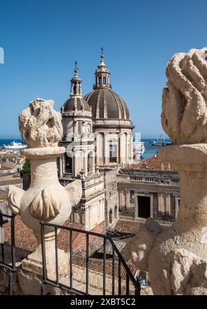 Der Dom von Catania (Kathedrale von Catania) vom Balkon um die Kuppel der nahegelegenen Chiesa della Badia di Sant'Agata (Abtei St Agatha) Stockfoto