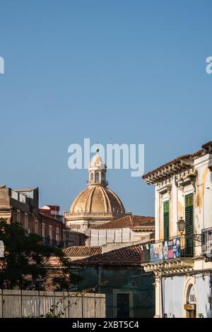 Die Kuppel der Chiesa della Badia di Sant'Agata (Abtei St. Agatha) ragt über der Stadt Catania auf Sizilien Stockfoto