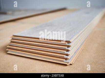 Muster von Laminat-Holzplatten mit Muster und Holzstruktur für Bodenbelag und Inneneinrichtung. Stapel Holzdielen für die Renovierung von Häusern, Bauarbeiten und Innenarchitektur. Stockfoto