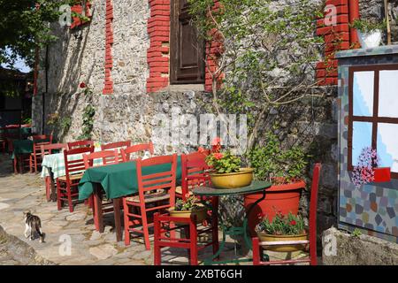 Eine griechische Taverne im historischen Dorf Panteleimonas - Griechenland Stockfoto